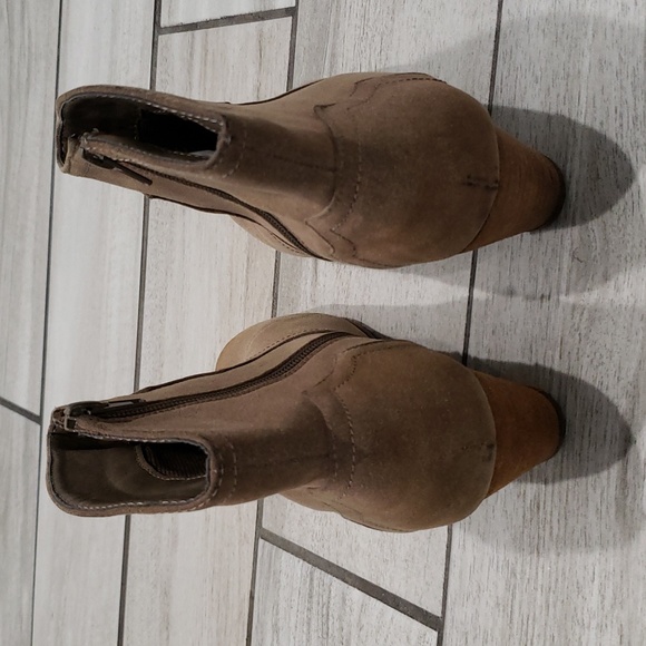 Bucco Cavendish heeled booties. - Picture 5 of 8